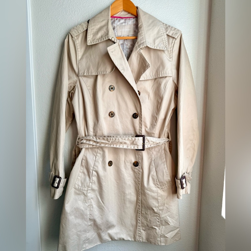 Classic Banana Republic Trench Coat with Tortoiseshell Buttons